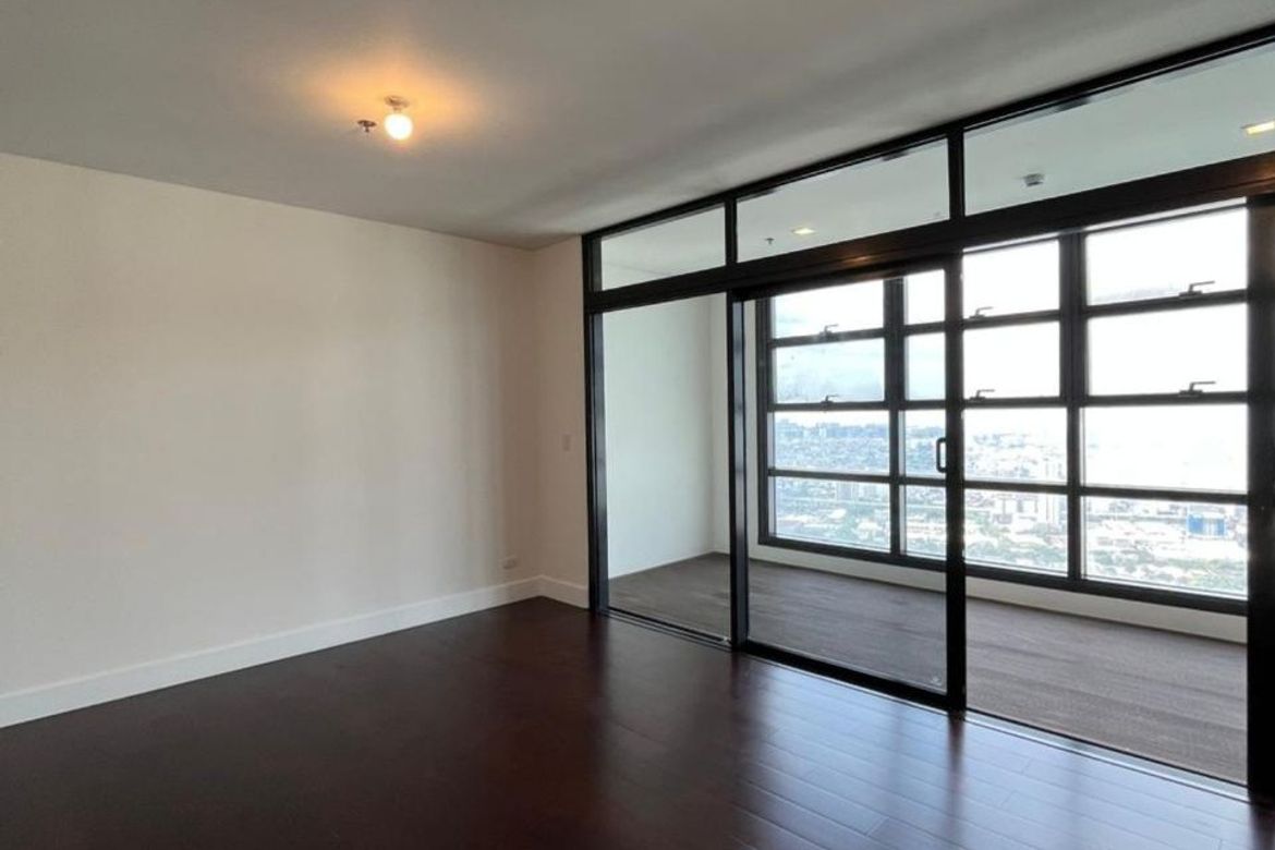 Good Deal 3BR 218 sqm Skyflat in Garden Tower Makati For Sale