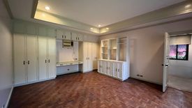 4 Bedroom House for Sale or Rent in Urdaneta, Metro Manila near MRT-3 Buendia