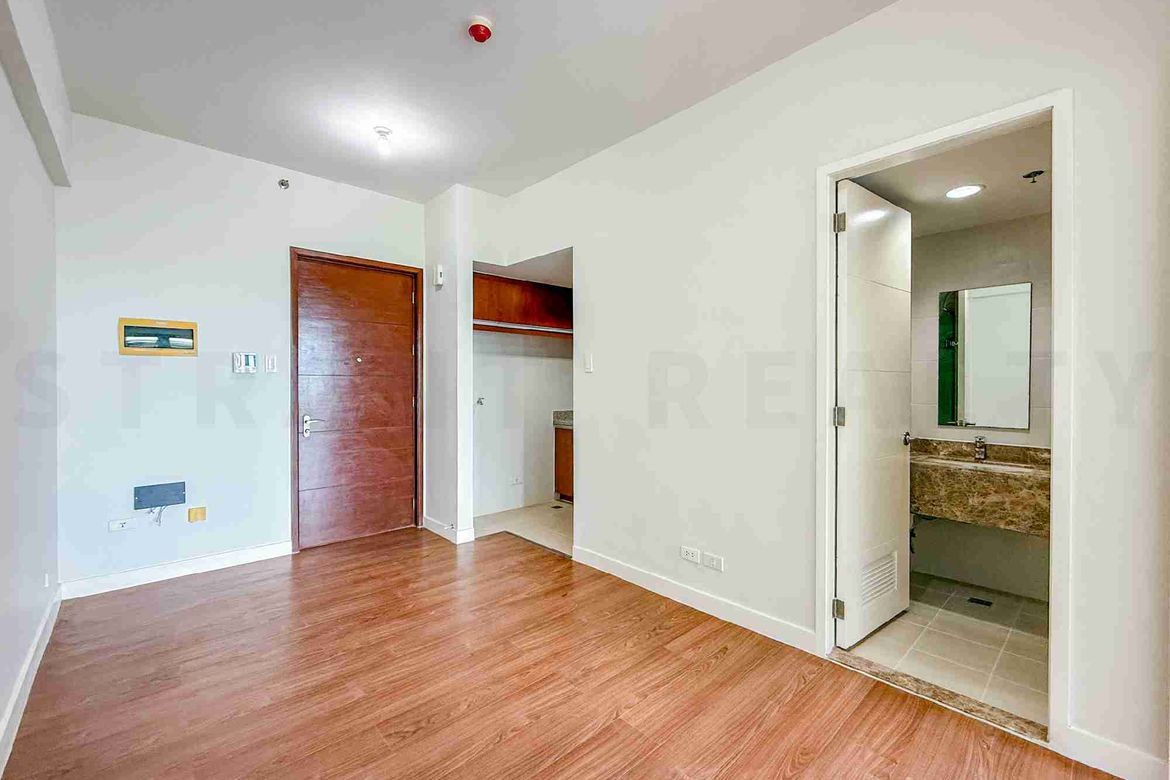 LOWEST IN THE MARKET! 1 Bedroom Unit with Unobstructed Views of City Sea Mountains