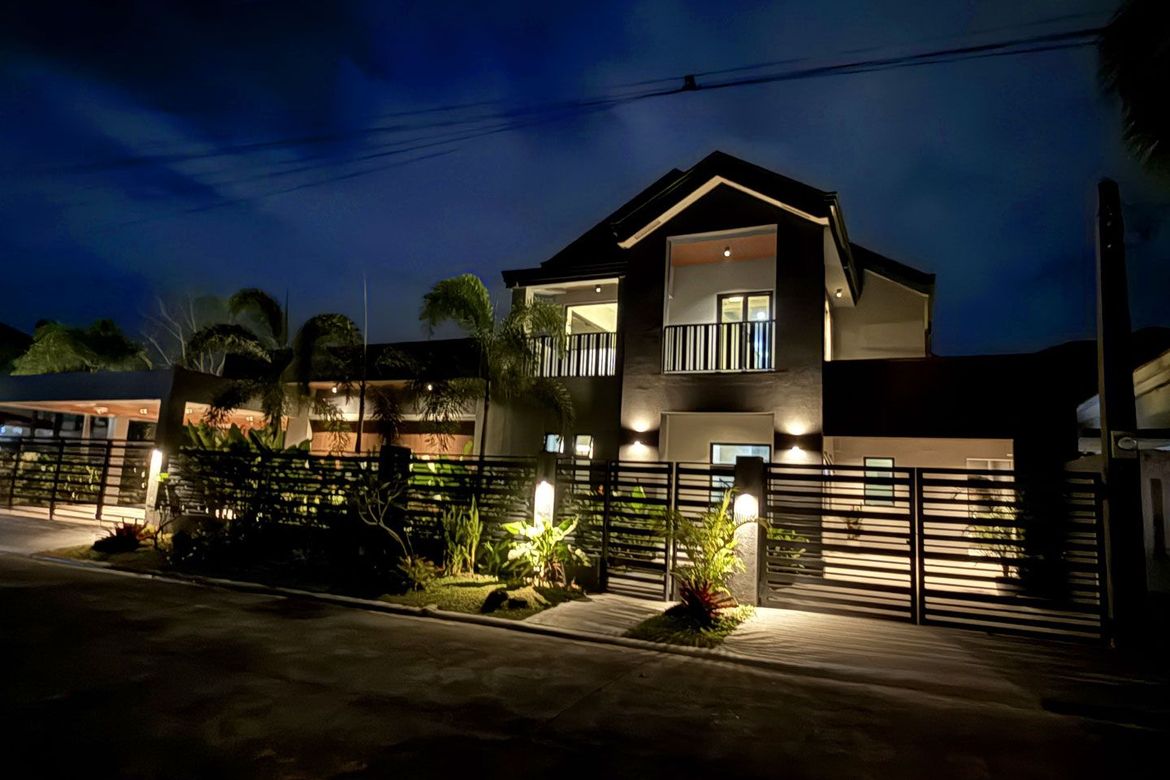 Contemporary House With Tropical Garden Landscape