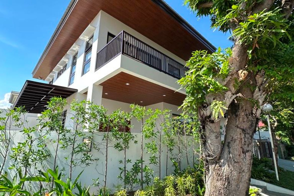 CORNER STUNNING HOUSE FOR SALE IN BF HOMES PARANAQUE