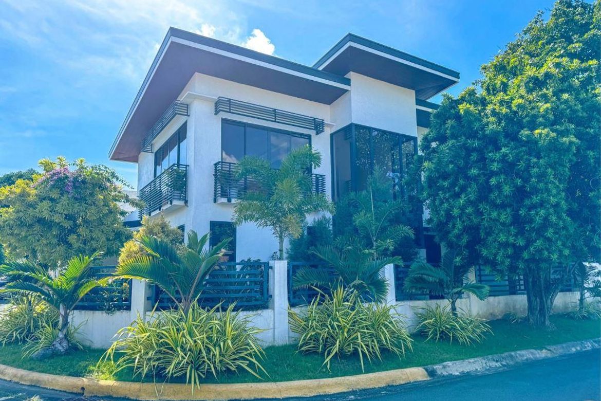 Well Maintained 5 Bedroom 2-storey Corner House and Lot For Sale in Las Piñas City