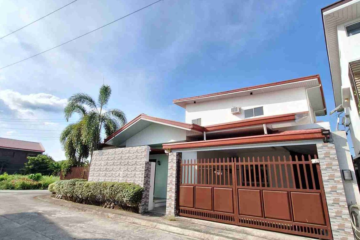Corner House and Lot with 5-Bedrooms in Westwoods Subdivision, Iloilo City