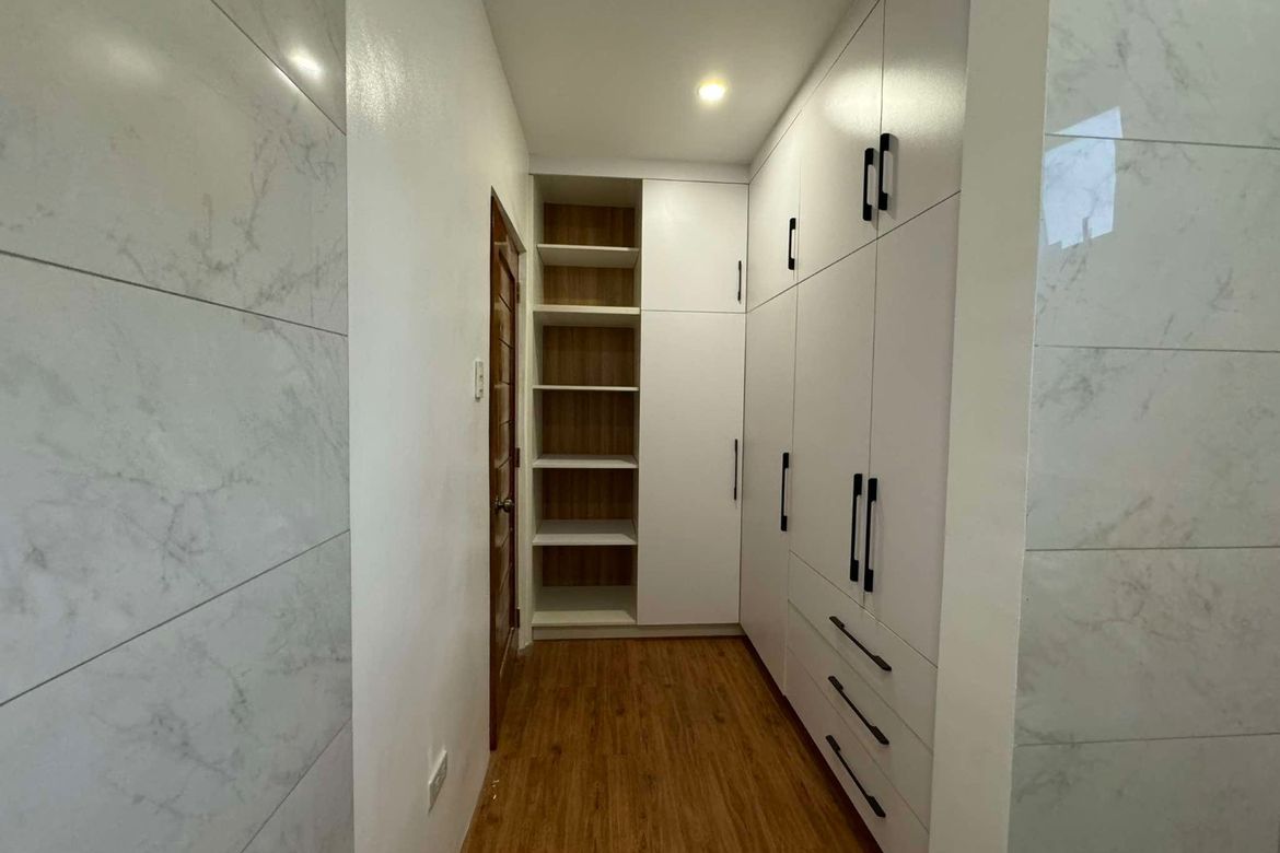 Luxury Detached Home in Kingspoint, QC: Master's Walk-in Closet & 3-Car Garage -Keziah