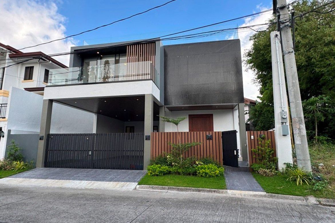 JAPANDI MODERN HOUSE FOR SALE IN BF HOMES