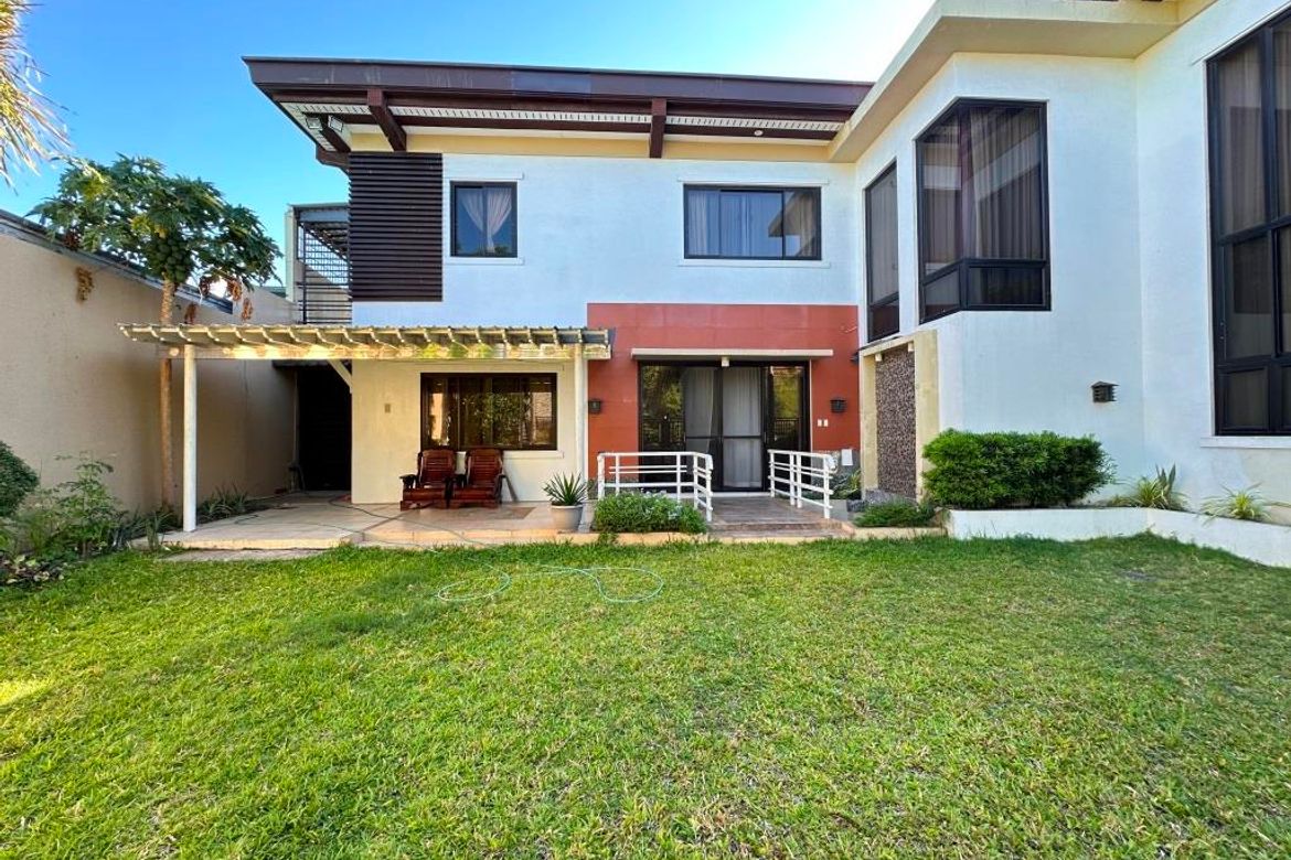 FOR SALE MASSIVE WELL MAINTAINED HOUSE IN BF HOMES