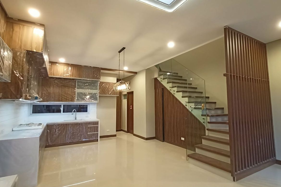 2-Storey Townhouse at Executive Town & Country Village!