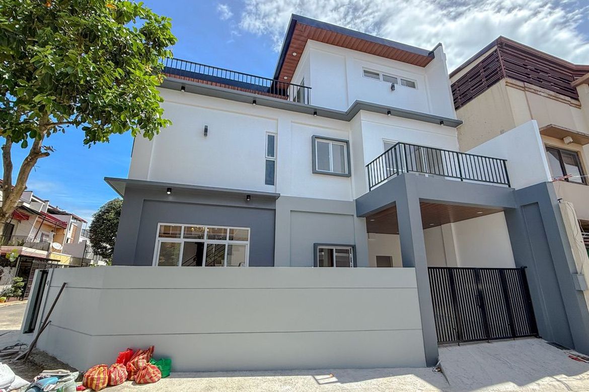 Newly Built 3 Storey Corner Single Attached House in Talon Singko Las Pinas City
