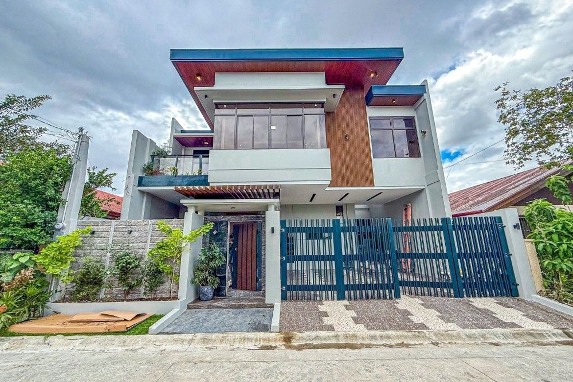High Ceiling Living area- Brand New Single Attached House in BF Resort Village Las Pinas