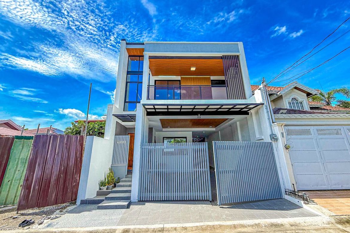 Very secured Village and Flood free - Single Attached House in Italia 500 inside BF Resort Village Las Pinas