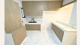 5 Bedroom Townhouse for sale in Central, Metro Manila