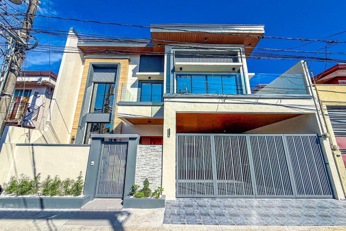 For Sale Newly Built High-Ceiling Single Attached House in BF Resort Village Las Pinas City