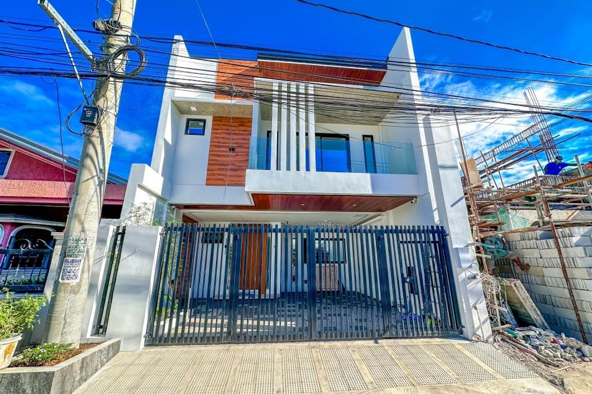 10% DP Payable for 12 Months - Semi-Furnished 2 Storey Modern House in BF Resort Village Las Pinas City