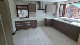 5 Bedroom House for rent in Urdaneta, Metro Manila near MRT-3 Buendia