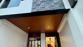 4 Bedroom Townhouse for sale in Manuyo Dos, Metro Manila