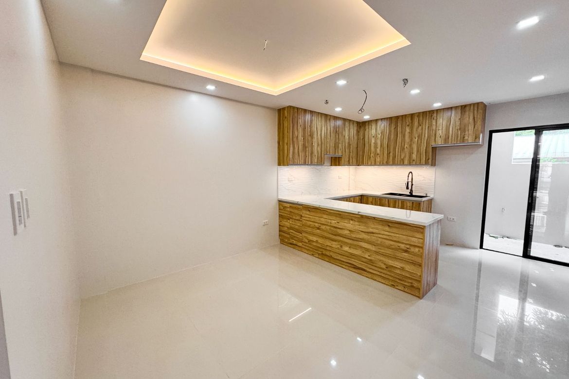 10% DOWNPAYMENT - 12 MONTHS TO PAY PRE-SELLING: Brandnew 3-Storey Townhouse for Sale in Pilar Village