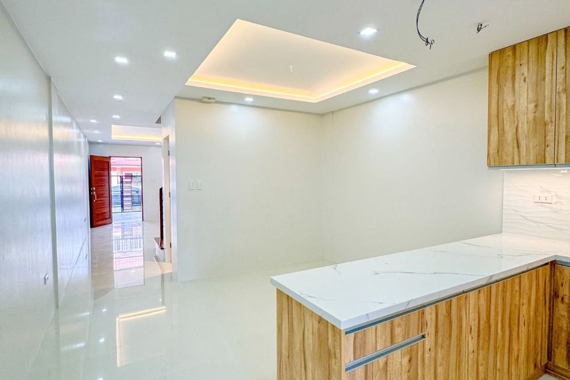 10% DP PAYABLE IN 12MONTHS PRE-SELLING 4-5 Bedrooms Modern 3storey townhouse in Pilar very accessible going to Daang Hari