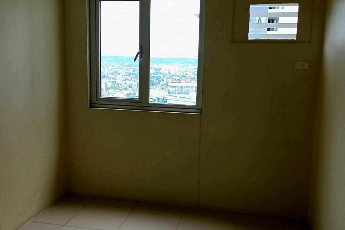 RUSH! Avida Towers 34th Street 2 bedroom condo for sale in BGC