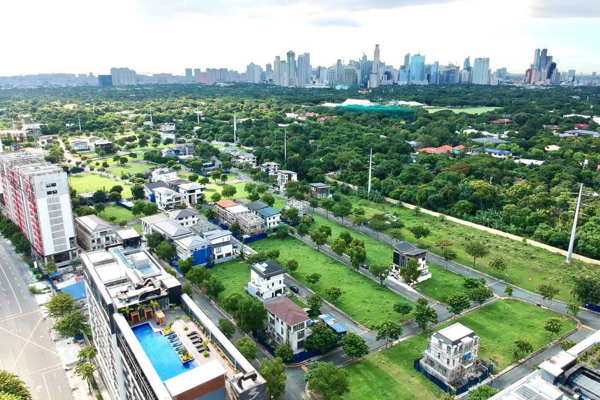 P850K DP to move in for a 3 Bedroom Rent to Own Condo For Sale at Park McKinley West BGC Taguig with 1 FREE PARKING SLOT