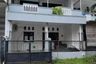 Rumah disewa dengan 4 kamar tidur di Pakal, Jawa Timur