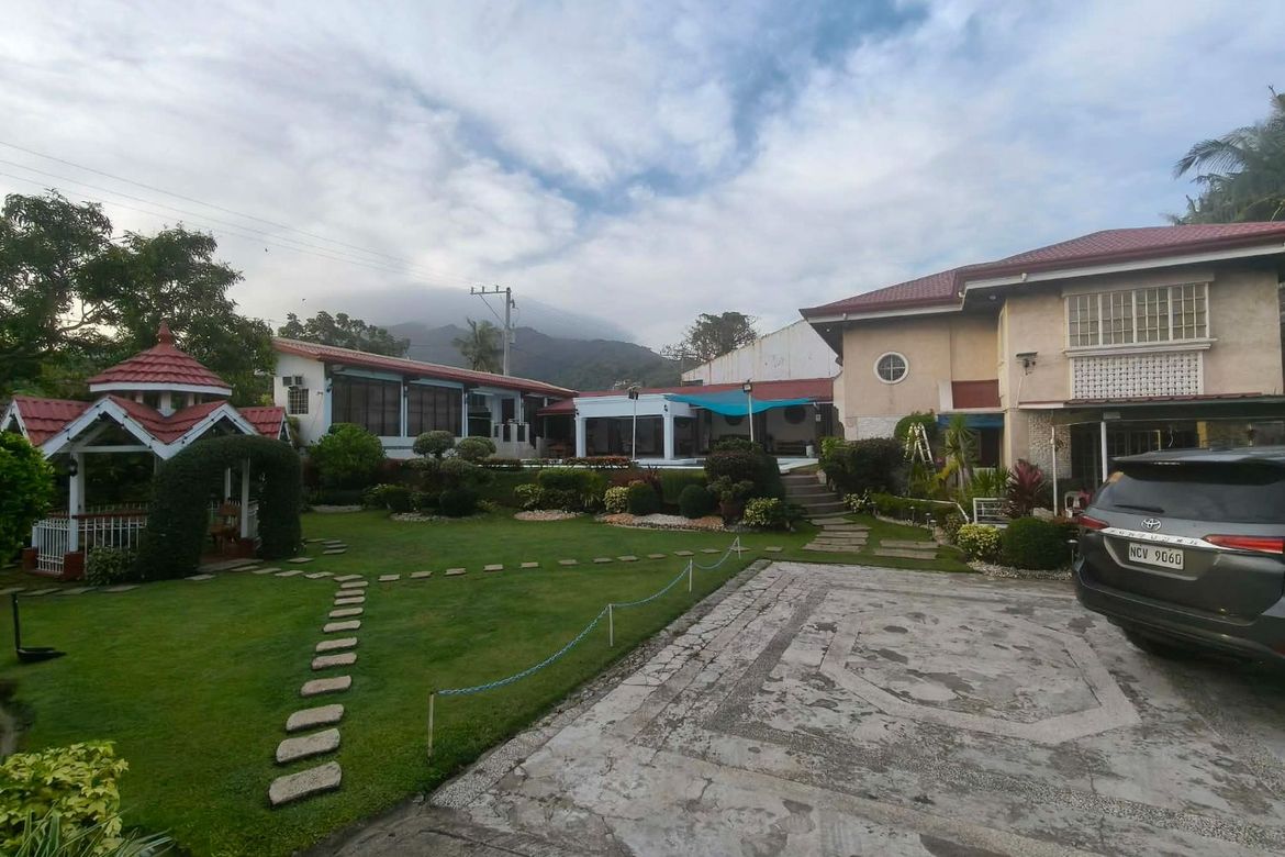 Hop Spring Resort for sale in Pansol Calamba laguna corner lot near highway