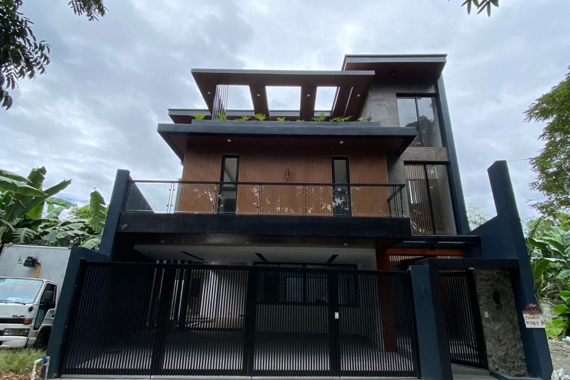 SLEEK CONTEMPORARY THREE-LEVEL RESIDENCE