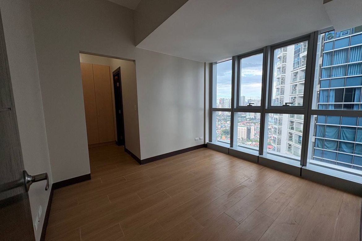 Hot New Listing 2 Bedroom Rent to Own Condo For Sale in Uptown Parksuites BGC Taguig near British School Manila