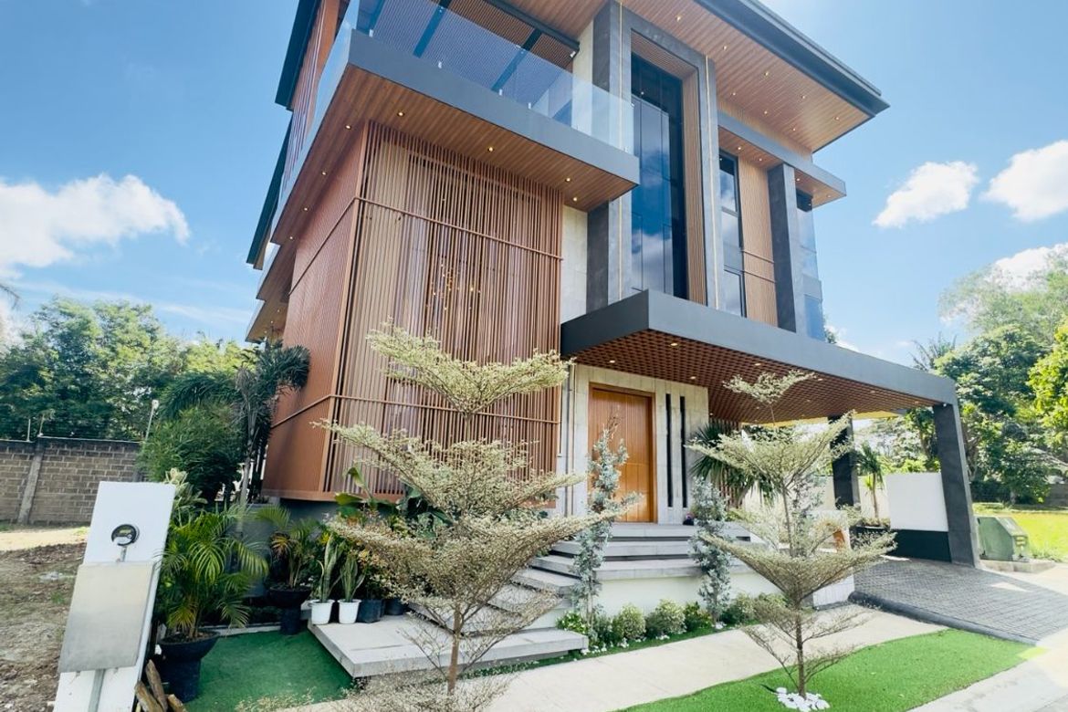 Luxurious Modern Furnished House and Lot for Sale in South Forbes Golf City, Silang Cavite