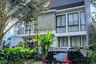 Villa dijual dengan 4 kamar tidur di Cihideung, Jawa Barat