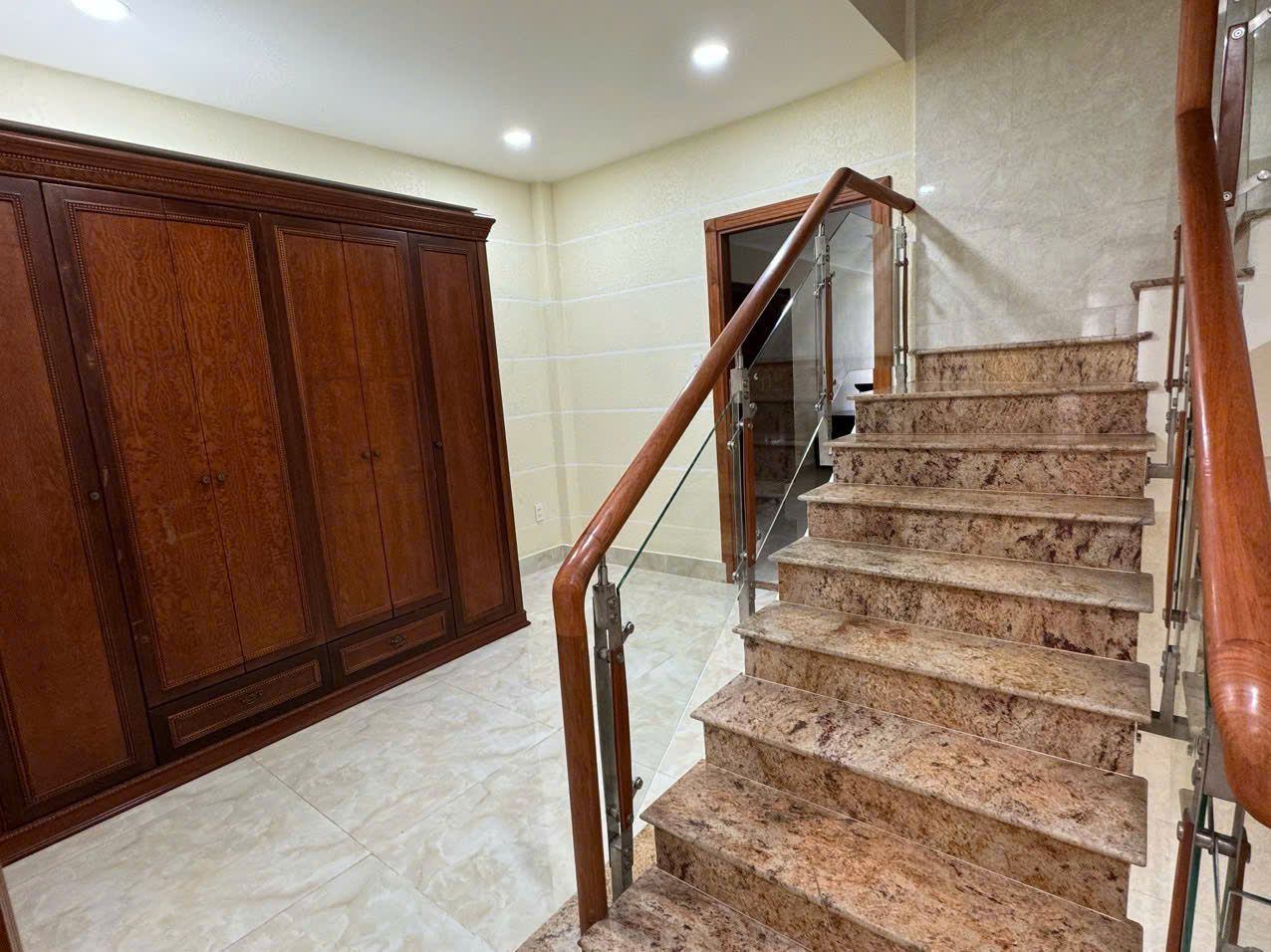 Вилла с 5 спальнями в District 7, Ho Chi Minh — $1,233/мес, фото 1