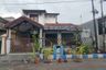 Rumah dijual dengan 4 kamar tidur di Genteng, Jawa Timur
