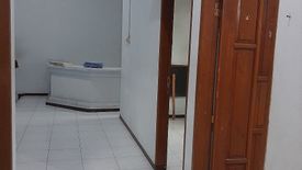 Rumah dijual dengan 5 kamar tidur di Manukan Kulon, Jawa Timur