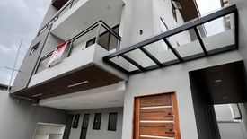 5 Bedroom House for sale in Moonwalk, Metro Manila