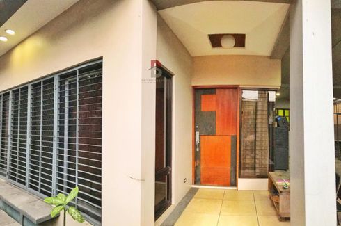 4 Bedroom House for sale in West Kamias, Metro Manila near LRT-2 Araneta Center-Cubao