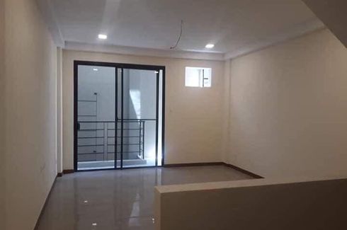4 Bedroom Townhouse for Sale or Rent in Urdaneta, Metro Manila near MRT-3 Ayala