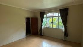 4 Bedroom House for rent in Urdaneta, Metro Manila near MRT-3 Buendia