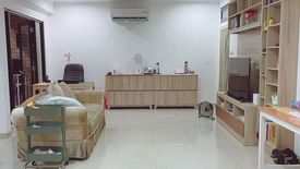 Rumah disewa dengan 5 kamar tidur di Kayu Putih, Jakarta