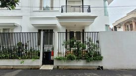 Rumah dijual dengan 4 kamar tidur di Tomang, Jakarta
