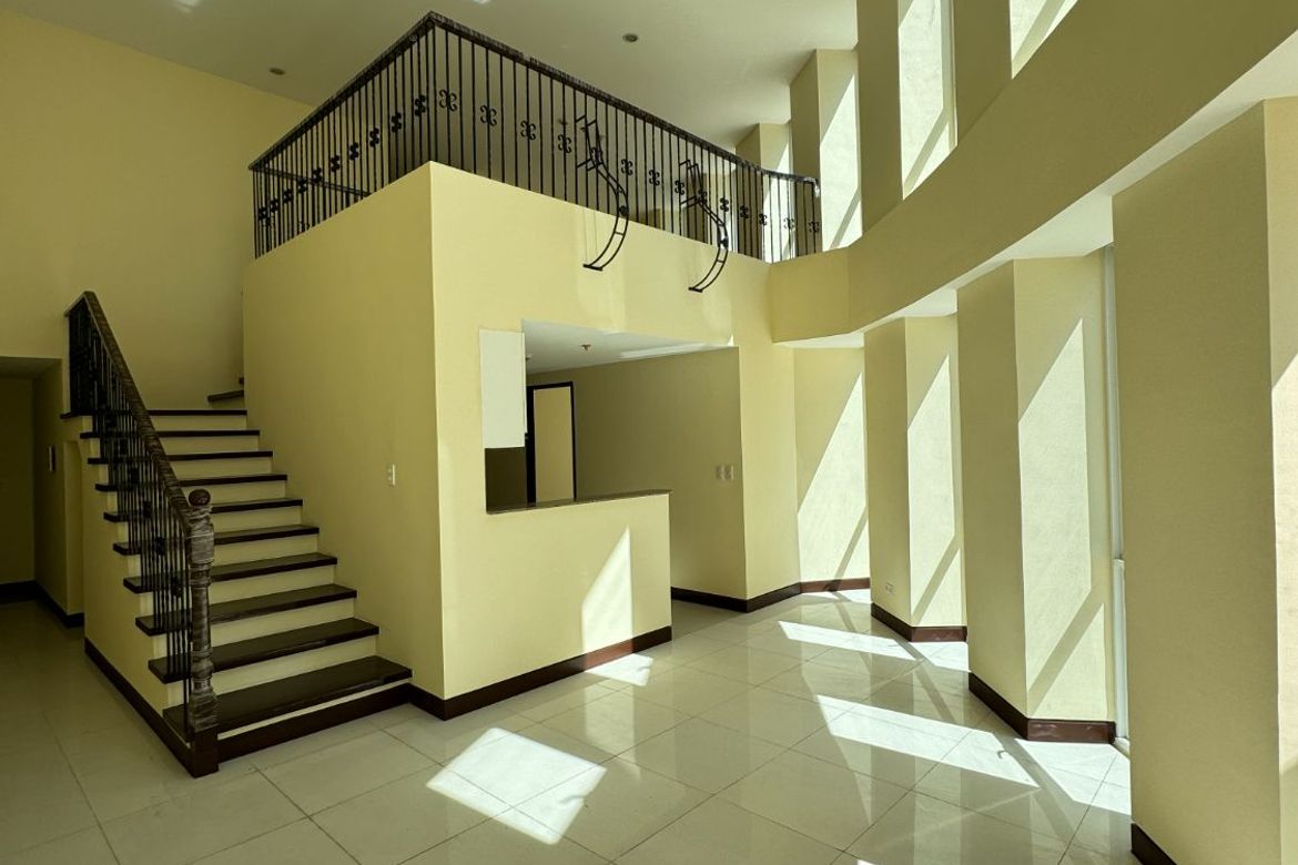 Rent to own 2 Bedroom Loft Penthouse Condo For Sale in Venice McKinley