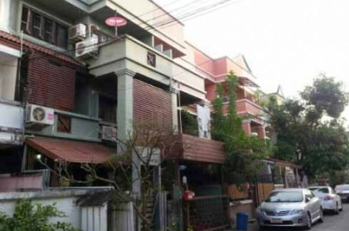 6 Bedroom Townhouse for rent in Tha Raeng, Bangkok