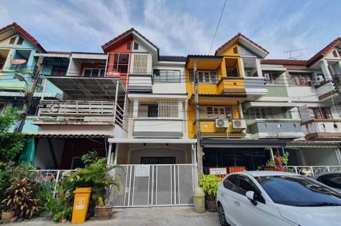 4 Bedroom Townhouse for sale in Tha Raeng, Bangkok