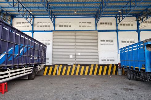 Gudang dan pabrik disewa dengan  di Tandes, Jawa Timur