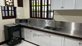 2 Bedroom House for rent in Urdaneta, Metro Manila near MRT-3 Ayala