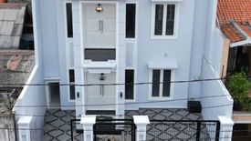 Rumah dijual dengan 5 kamar tidur di Duren Sawit, Jakarta