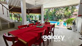 Rumah disewa dengan 4 kamar tidur di Kerobokan, Bali