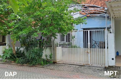 Rumah dijual dengan 4 kamar tidur di Sambikerep, Jawa Timur