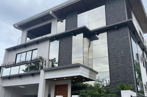 4 Bedroom House for sale in Moonwalk, Metro Manila