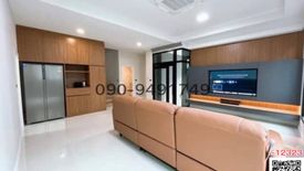 3 Bedroom Townhouse for rent in Chan Kasem, Bangkok