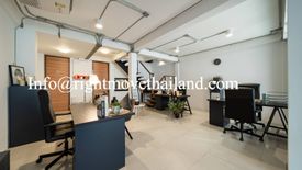 3 Bedroom Townhouse for sale in Khlong Tan Nuea, Bangkok