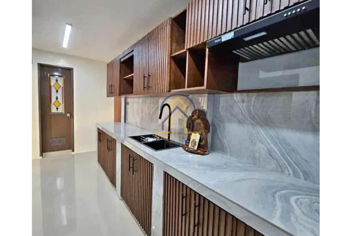 5 BEDROOMS HOUSE AND LOT FOR SALE IN QUEZON CITY, NEAR ROTONDA